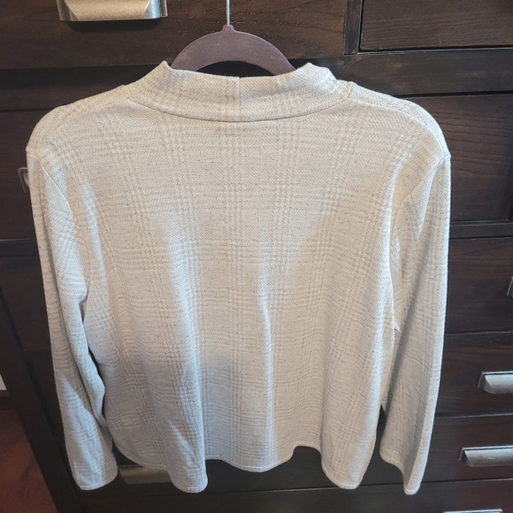 Emily Daniel's pullover top - Picture 4 of 5